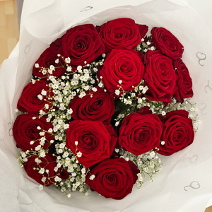 Rote Rosen mit Schleierkraut Rote Rosen mit Schleierkraut