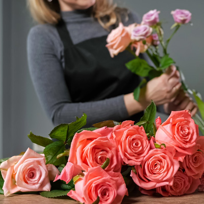 Handgebunden frische Rosen