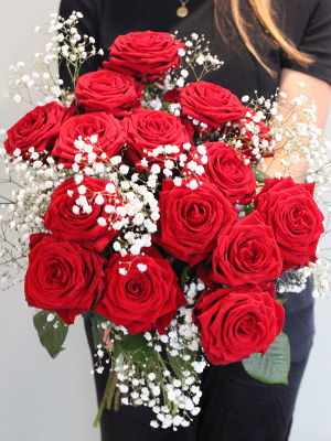 Roter Rosenstrau&szlig; mit Schleierkraut